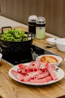 원목 테이블 위 신선한 샤브샤브 세팅 디테일컷